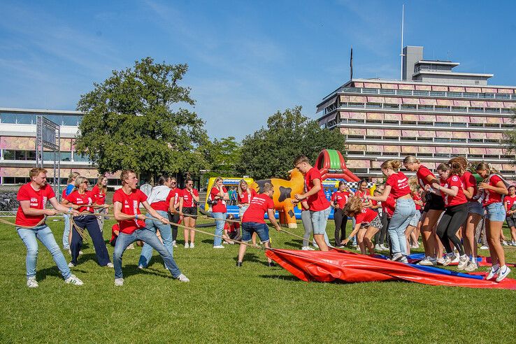 In beeld: Eerstejaarstudenten doen mee aan Introlympics tijdens Zwolse introductieweek - Foto: Obbe Bakker