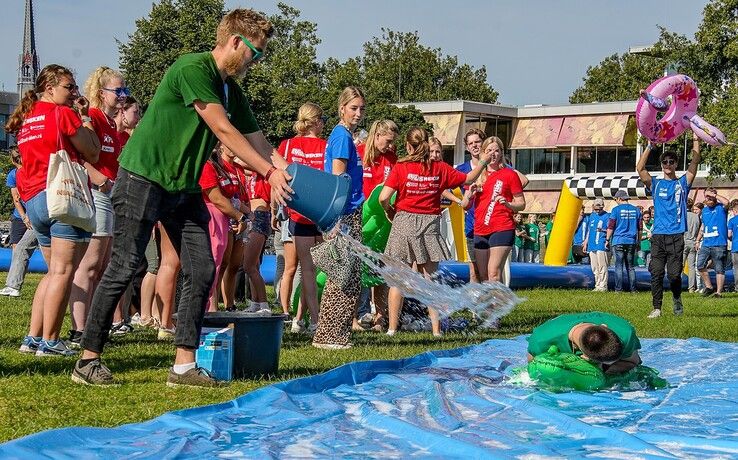 In beeld: Eerstejaarstudenten doen mee aan Introlympics tijdens Zwolse introductieweek - Foto: Obbe Bakker