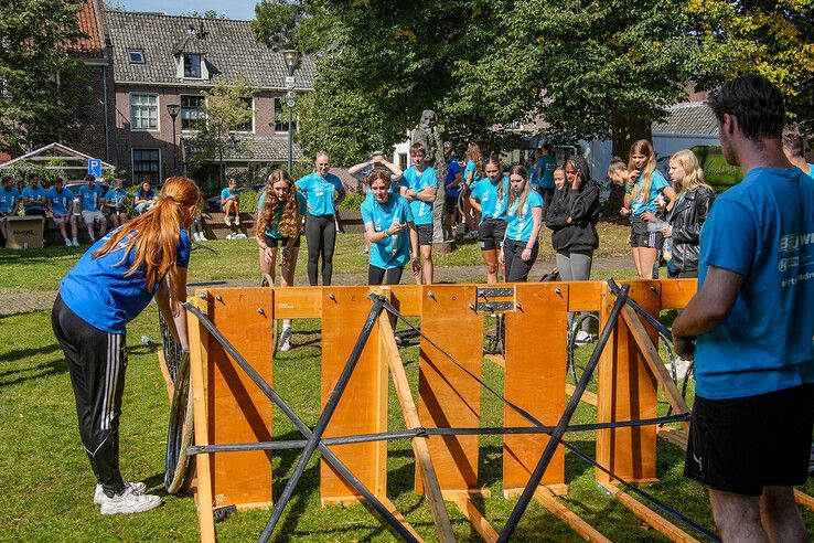 In beeld: Eerstejaarstudenten doen mee aan Introlympics tijdens Zwolse introductieweek - Foto: Obbe Bakker