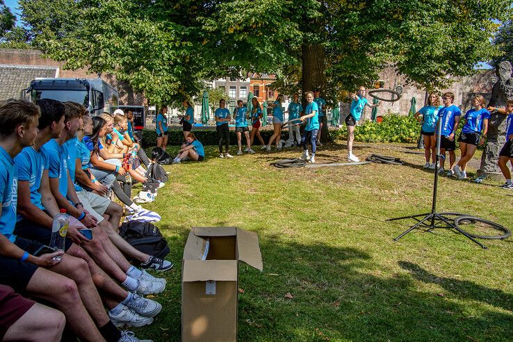 In beeld: Eerstejaarstudenten doen mee aan Introlympics tijdens Zwolse introductieweek - Foto: Obbe Bakker