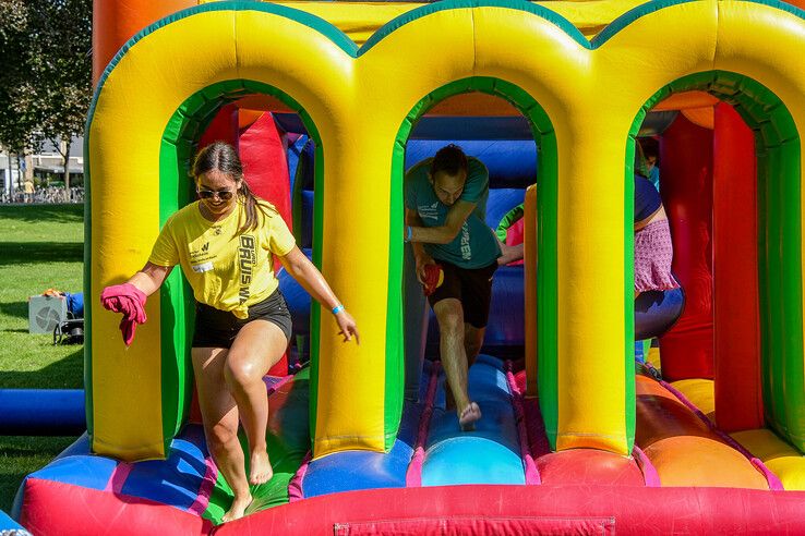 In beeld: Eerstejaarstudenten doen mee aan Introlympics tijdens Zwolse introductieweek - Foto: Obbe Bakker