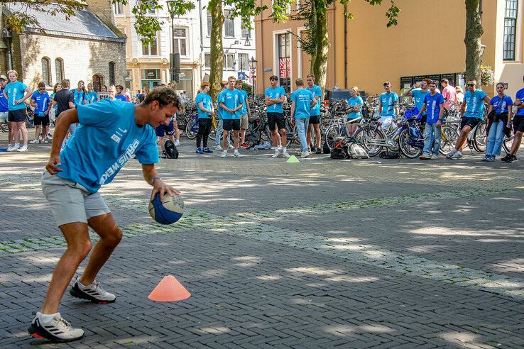 In beeld: Eerstejaarstudenten doen mee aan Introlympics tijdens Zwolse introductieweek - Foto: Obbe Bakker