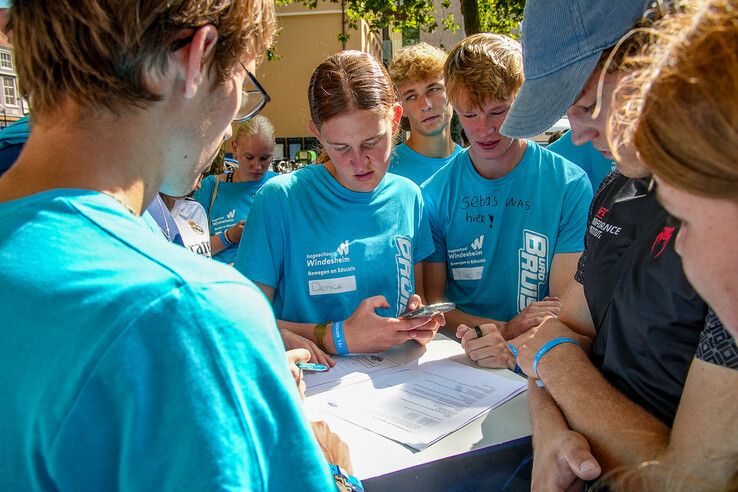 In beeld: Eerstejaarstudenten doen mee aan Introlympics tijdens Zwolse introductieweek - Foto: Obbe Bakker