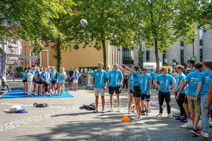 In beeld: Eerstejaarstudenten doen mee aan Introlympics tijdens Zwolse introductieweek - Foto: Obbe Bakker