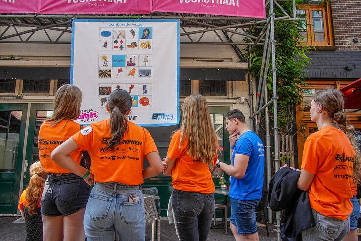 In beeld: Eerstejaarstudenten doen mee aan Introlympics tijdens Zwolse introductieweek - Foto: Obbe Bakker