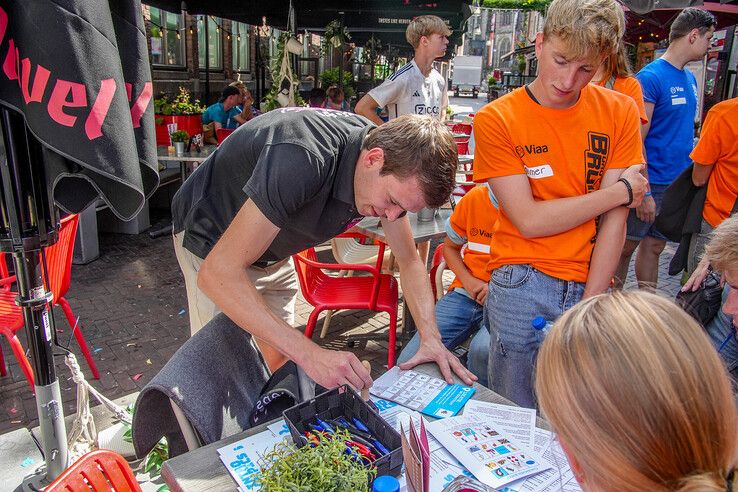 In beeld: Eerstejaarstudenten doen mee aan Introlympics tijdens Zwolse introductieweek - Foto: Obbe Bakker