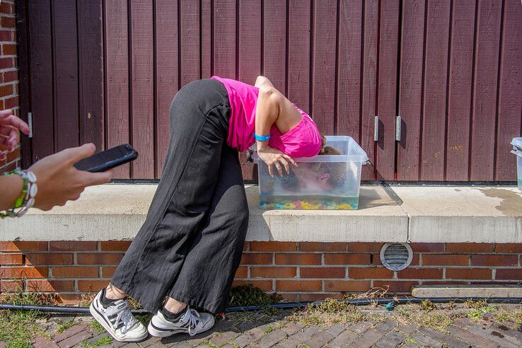 In beeld: Eerstejaarstudenten doen mee aan Introlympics tijdens Zwolse introductieweek - Foto: Obbe Bakker