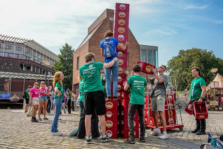 In beeld: Eerstejaarstudenten doen mee aan Introlympics tijdens Zwolse introductieweek - Foto: Obbe Bakker