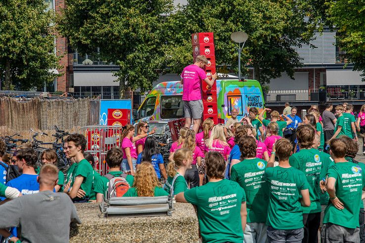 In beeld: Eerstejaarstudenten doen mee aan Introlympics tijdens Zwolse introductieweek - Foto: Obbe Bakker