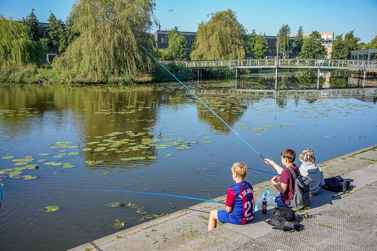 In beeld: Grote belangstelling van kinderen voor hengelsport, grote zorgen over beleid gemeente Zwolle - Foto: Obbe Bakker