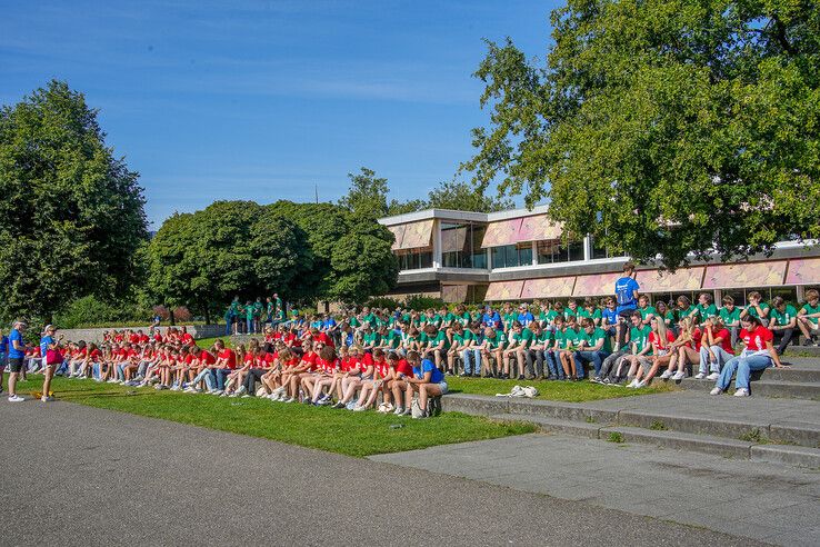 In beeld: Eerstejaarstudenten doen mee aan Introlympics tijdens Zwolse introductieweek - Foto: Obbe Bakker