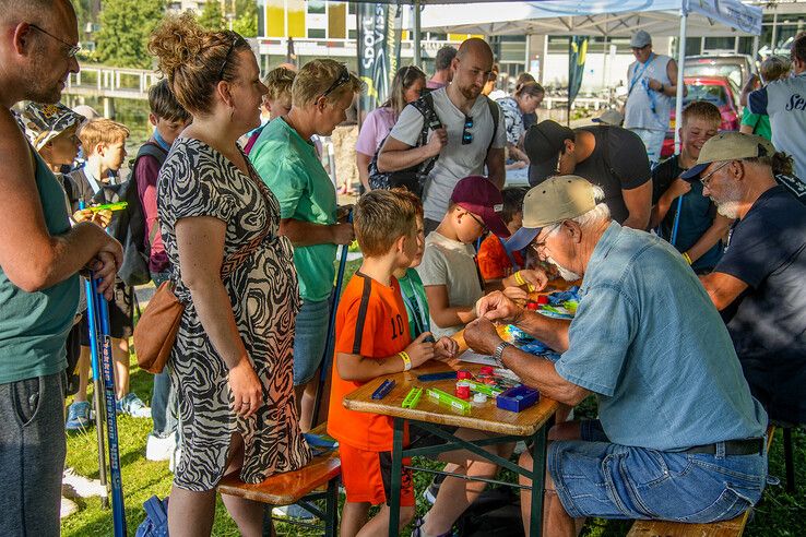 In beeld: Grote belangstelling van kinderen voor hengelsport, grote zorgen over beleid gemeente Zwolle - Foto: Obbe Bakker