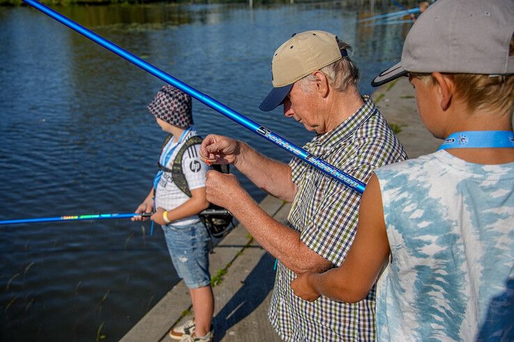 In beeld: Grote belangstelling van kinderen voor hengelsport, grote zorgen over beleid gemeente Zwolle - Foto: Obbe Bakker