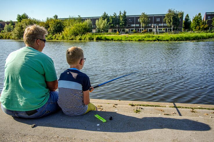 In beeld: Grote belangstelling van kinderen voor hengelsport, grote zorgen over beleid gemeente Zwolle - Foto: Obbe Bakker