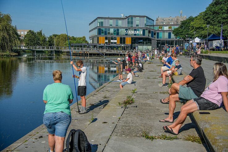 In beeld: Grote belangstelling van kinderen voor hengelsport, grote zorgen over beleid gemeente Zwolle - Foto: Obbe Bakker