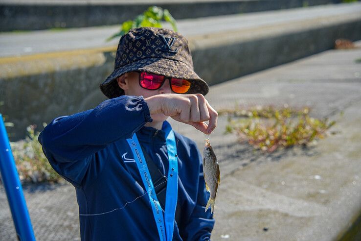 In beeld: Grote belangstelling van kinderen voor hengelsport, grote zorgen over beleid gemeente Zwolle - Foto: Obbe Bakker