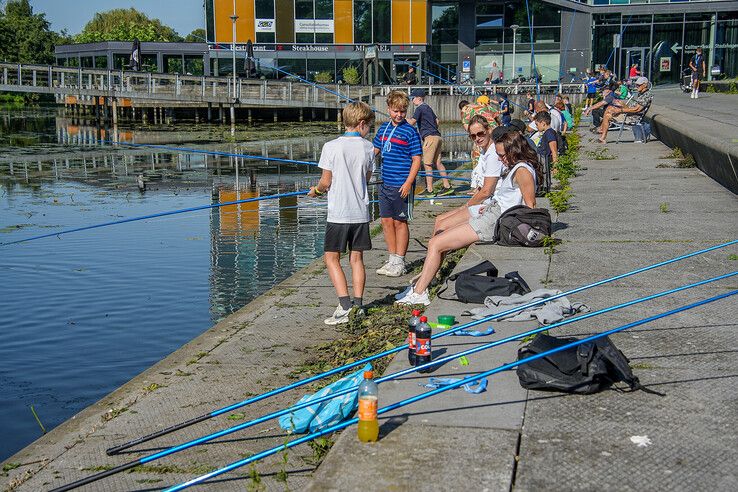 In beeld: Grote belangstelling van kinderen voor hengelsport, grote zorgen over beleid gemeente Zwolle - Foto: Obbe Bakker