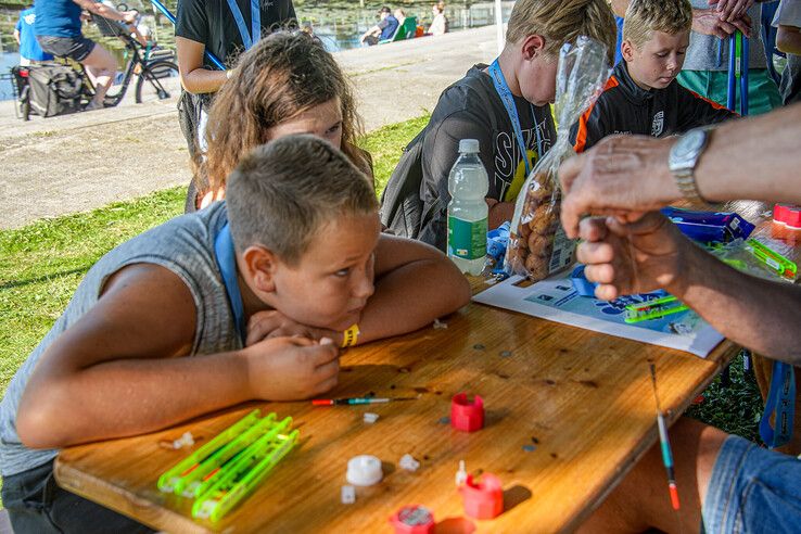 In beeld: Grote belangstelling van kinderen voor hengelsport, grote zorgen over beleid gemeente Zwolle - Foto: Obbe Bakker