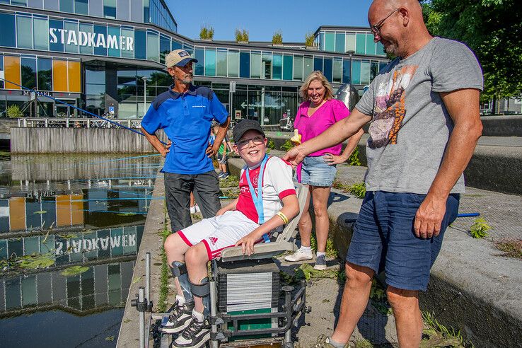 In beeld: Grote belangstelling van kinderen voor hengelsport, grote zorgen over beleid gemeente Zwolle - Foto: Obbe Bakker