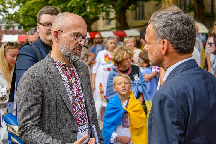 De Oekraïense ambassadeur en minister Veldkamp op het Grote Kerkplein. - Foto: Obbe Bakker