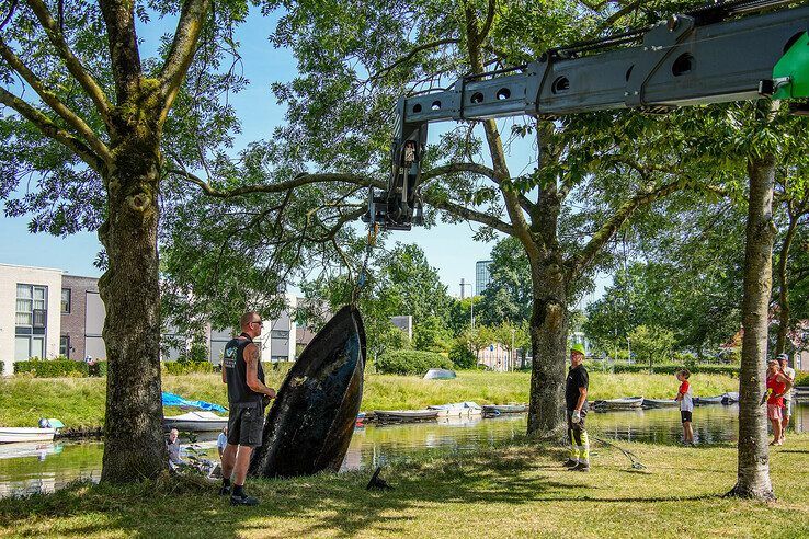 In beeld: Tientallen scheepswrakjes uit Nieuwe Vecht getakeld - Foto: Obbe Bakker