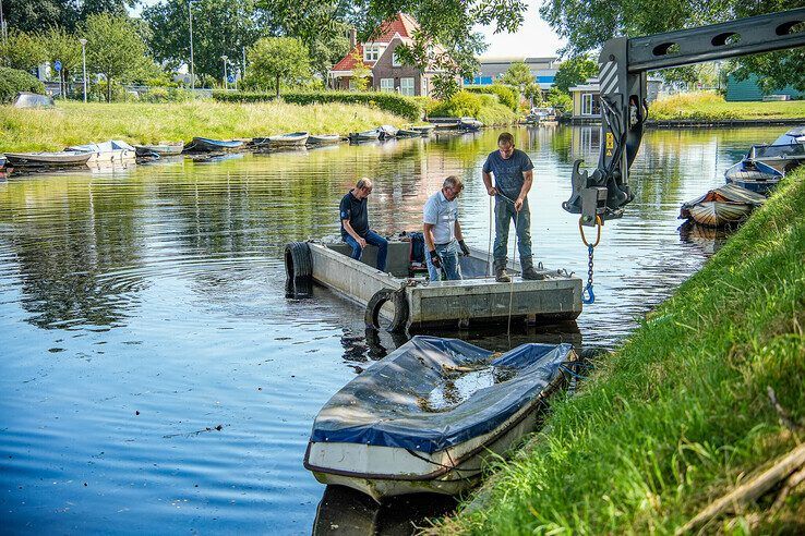 In beeld: Tientallen scheepswrakjes uit Nieuwe Vecht getakeld - Foto: Obbe Bakker