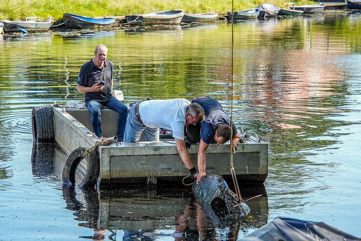 In beeld: Tientallen scheepswrakjes uit Nieuwe Vecht getakeld - Foto: Obbe Bakker