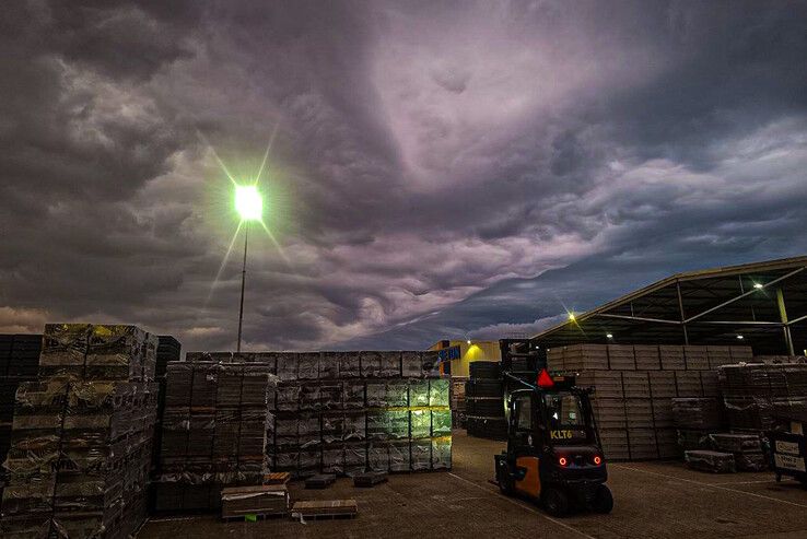 Dreigende lucht rond 21.00 uur boven Kampen. - Foto: Pascal Winter