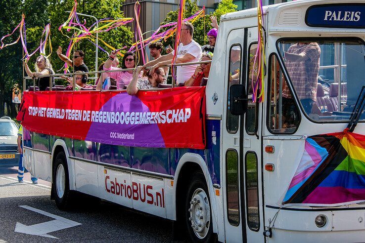 In beeld: Kleurrijke Zwolle Pride Parade trekt door de stad - Foto: Obbe Bakker