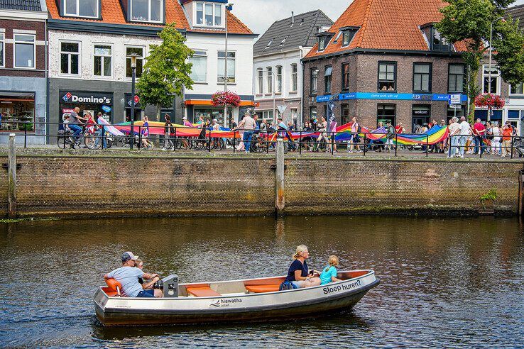 In beeld: Kleurrijke Zwolle Pride Parade trekt door de stad - Foto: Obbe Bakker