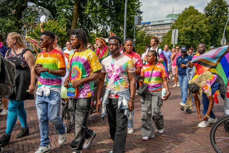 In beeld: Kleurrijke Zwolle Pride Parade trekt door de stad - Foto: Obbe Bakker