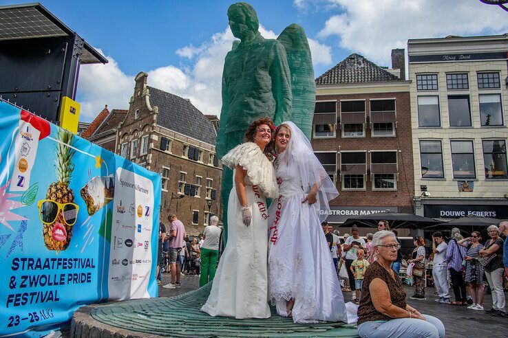 In beeld: Kleurrijke Zwolle Pride Parade trekt door de stad - Foto: Obbe Bakker