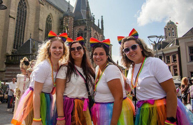 In beeld: Kleurrijke Zwolle Pride Parade trekt door de stad - Foto: Obbe Bakker