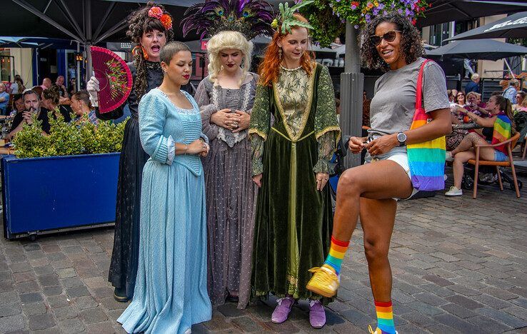 In beeld: Kleurrijke Zwolle Pride Parade trekt door de stad - Foto: Obbe Bakker