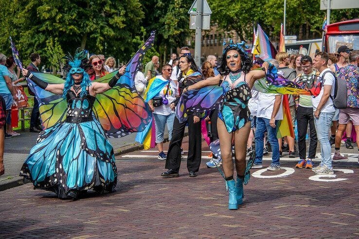 In beeld: Kleurrijke Zwolle Pride Parade trekt door de stad - Foto: Obbe Bakker