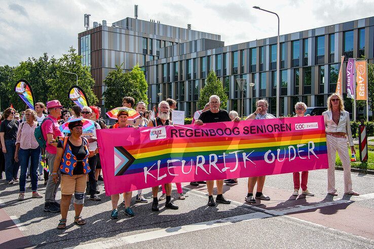 In beeld: Kleurrijke Zwolle Pride Parade trekt door de stad - Foto: Obbe Bakker