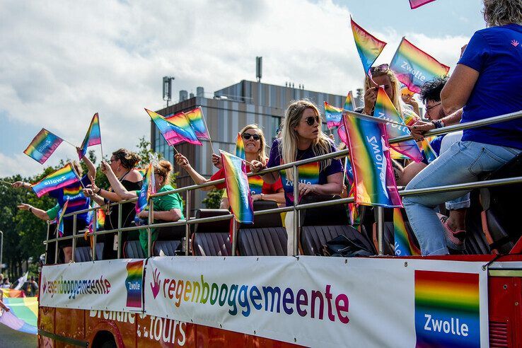 In beeld: Kleurrijke Zwolle Pride Parade trekt door de stad - Foto: Obbe Bakker