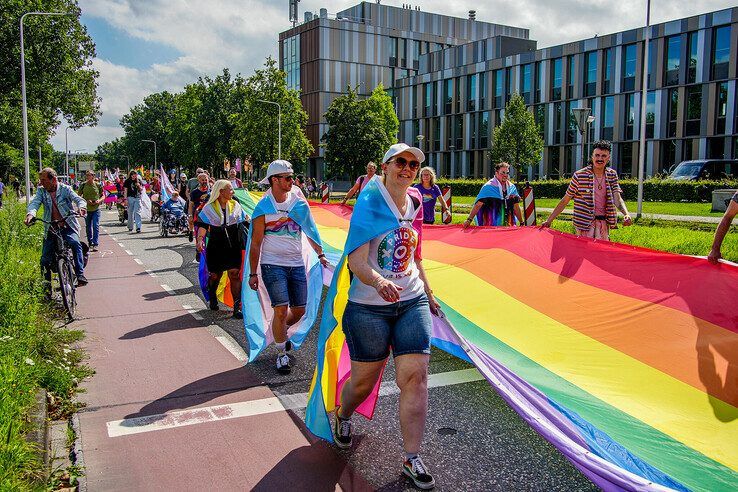 In beeld: Kleurrijke Zwolle Pride Parade trekt door de stad - Foto: Obbe Bakker