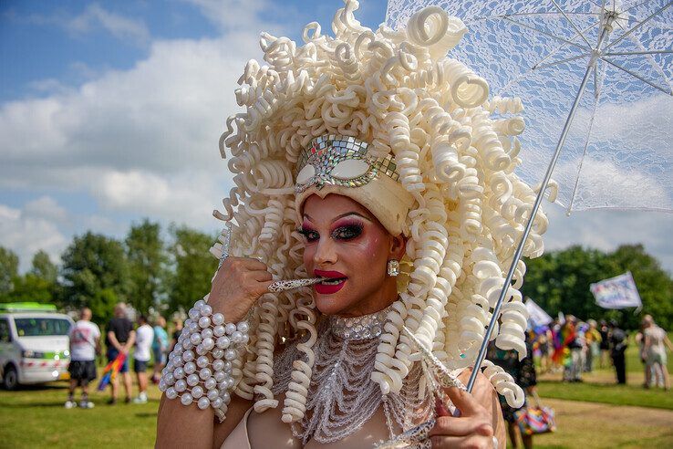 In beeld: Kleurrijke Zwolle Pride Parade trekt door de stad - Foto: Obbe Bakker