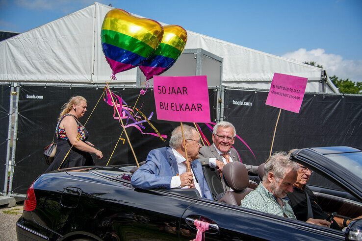 In beeld: Kleurrijke Zwolle Pride Parade trekt door de stad - Foto: Obbe Bakker