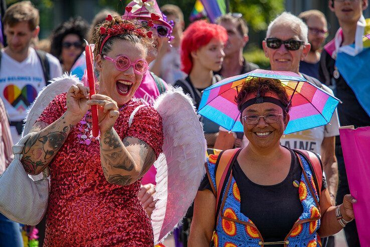 In beeld: Kleurrijke Zwolle Pride Parade trekt door de stad - Foto: Obbe Bakker