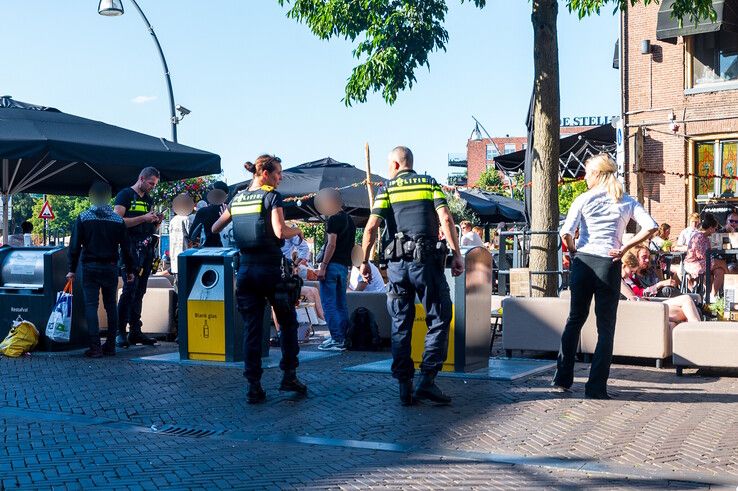 De man werd aangevallen op de Melkmarkt bij het terras van Las Rosas. - Foto: Peter Denekamp