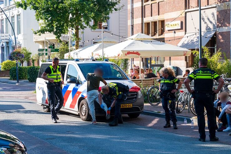 Politieagenten hielden vier mannen aan op de Potgietersingel. - Foto: Peter Denekamp