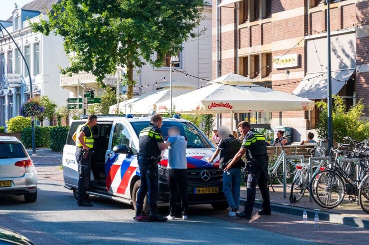 Man gestoken bij vol terras in binnenstad Zwolle, vier mannen opgepakt - Foto: Peter Denekamp