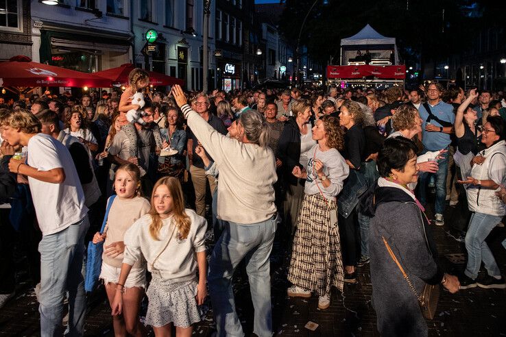 In beeld: Grote drukte in binnenstad bij Straatfestival - Foto: Geertjan Kuper