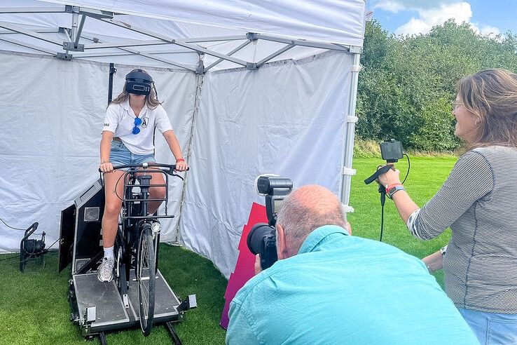 Nuchtere journalisten van De Stentor leggen de virtuele dronkenmansrit van een studente vast. - Foto: Team wij zijn BOB