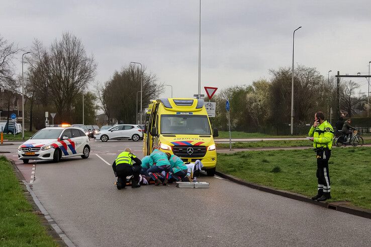 Ambulancepersoneel vecht voor het leven van de zwaargewonde vrouw op de Gouverneurlaan. - Foto: PNN