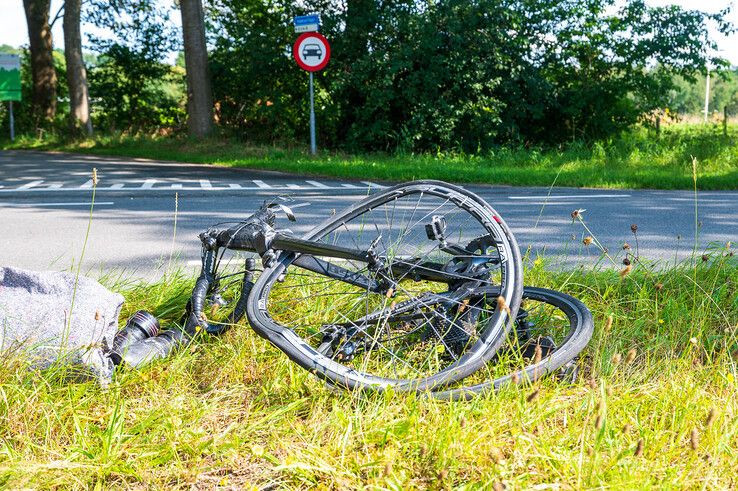 Door de botsing brak de racefiets doormidden. - Foto: Peter Denekamp