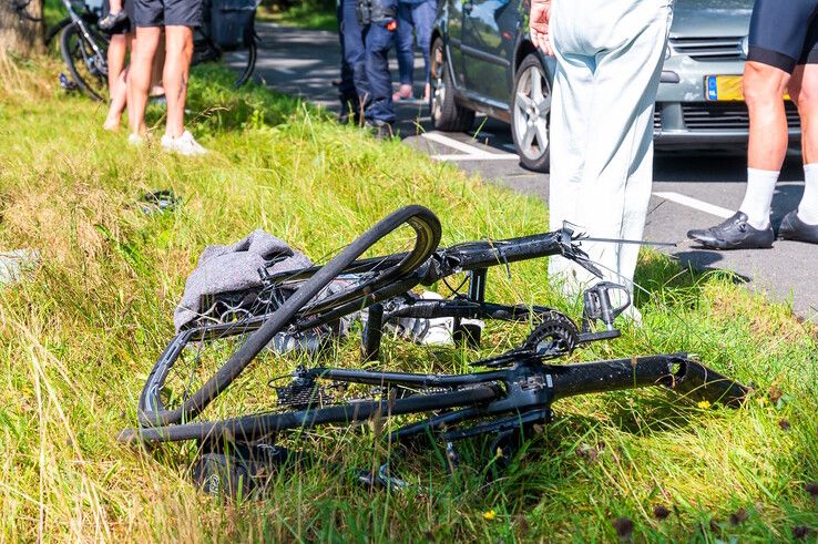 Wielrenner zwaargewond na ongeval bij Wijthmen, fiets breekt doormidden - Foto: Peter Denekamp