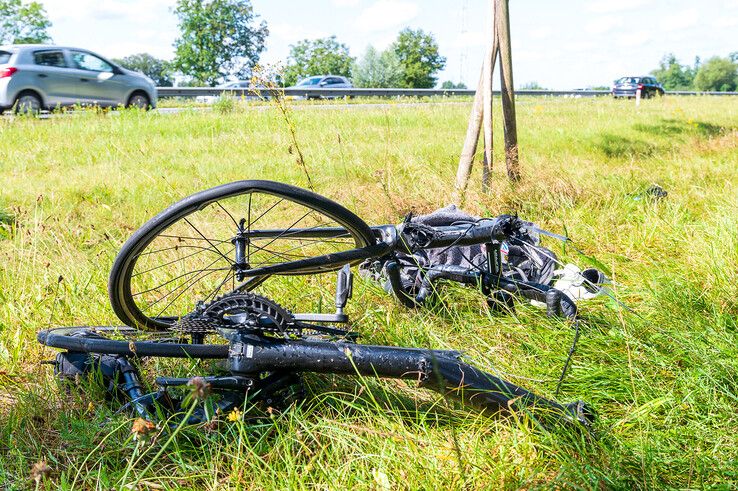 Wielrenner zwaargewond na ongeval bij Wijthmen, fiets breekt doormidden - Foto: Peter Denekamp